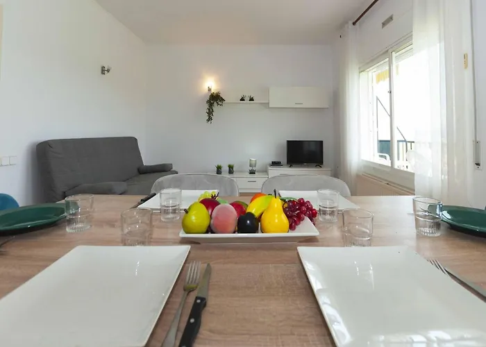 In With Sea Views & Pool Daire Roses