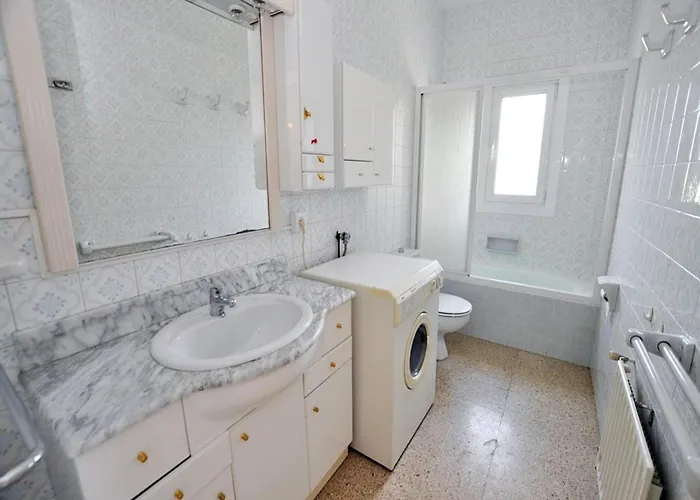 In With Sea Views & Pool *